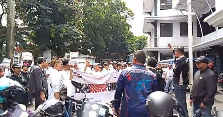 Peringati Hakordia,  GEMPAR Geruduk Dinas Pendidikan Kota Bandung : “Bersihkan Dunia Pendidikan dari Titipan dan Pungli!”