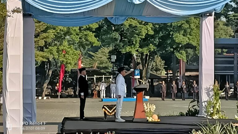 Gubernur Dedi Mulyadi Pimpin Upacara HUT Bhayangkara ke-80 di Polda Jabar, Bacakan Amanat Presiden Prabowo
